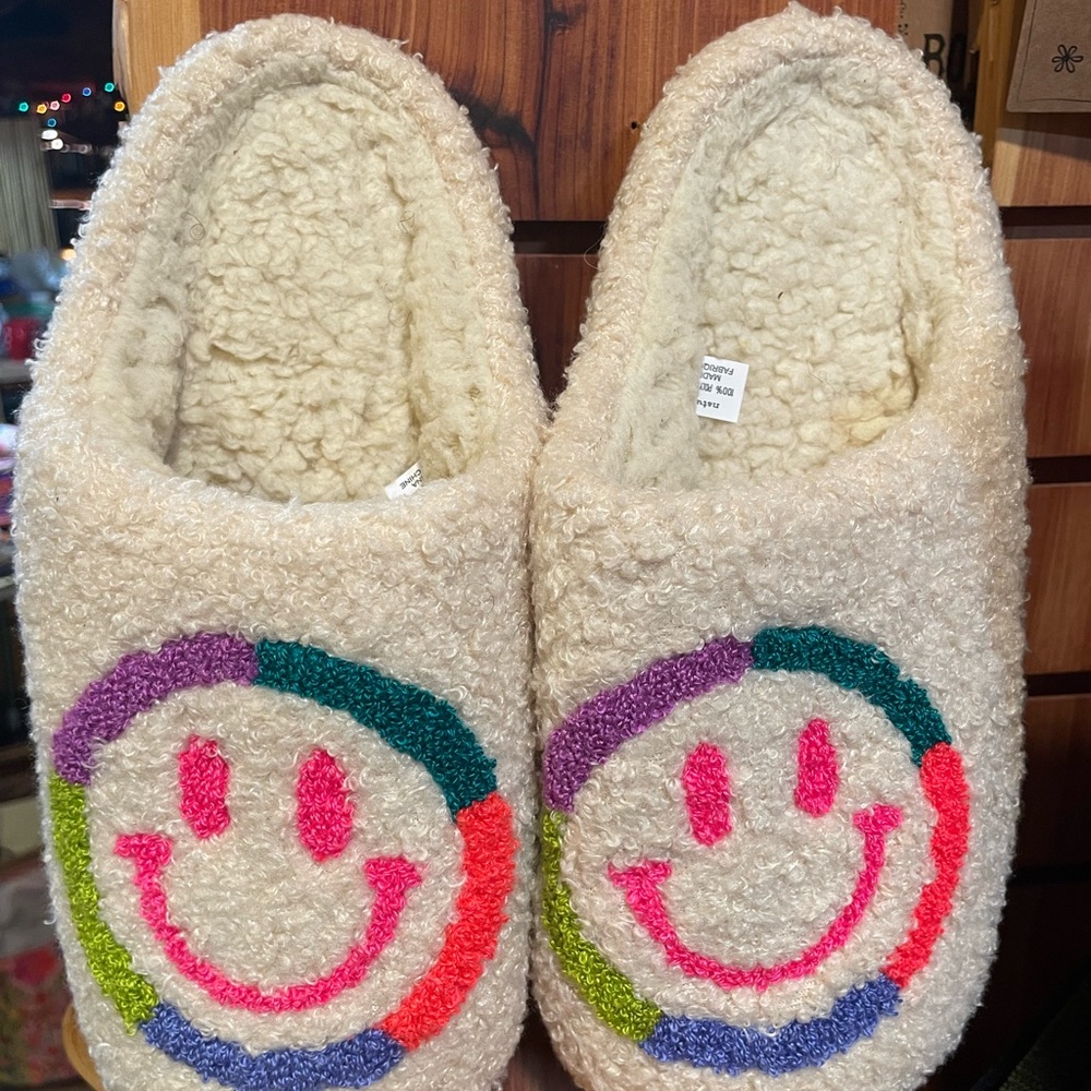 NATURAL LIFE Icon Sherpa Slippers Cream Smiley Face Slippers Size XL 10-11